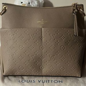 Maida Hobo LOUIS VUITTON🤎retails over 3k.